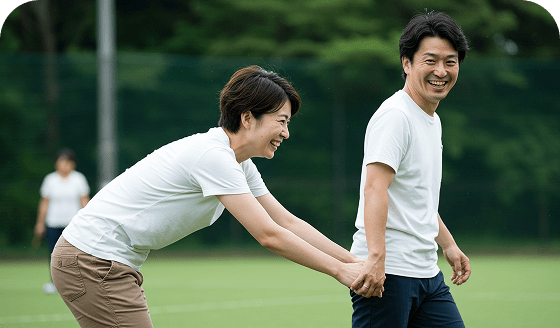 緑の中で笑うカップルの写真